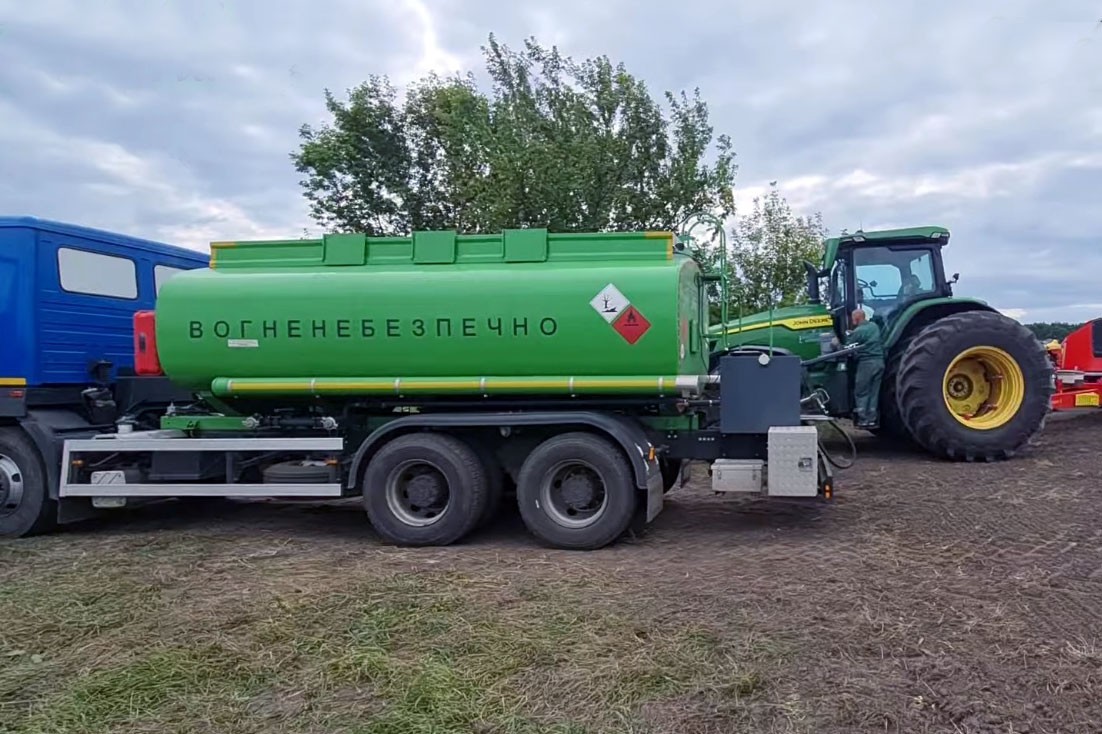 дозаправка техніки в полі