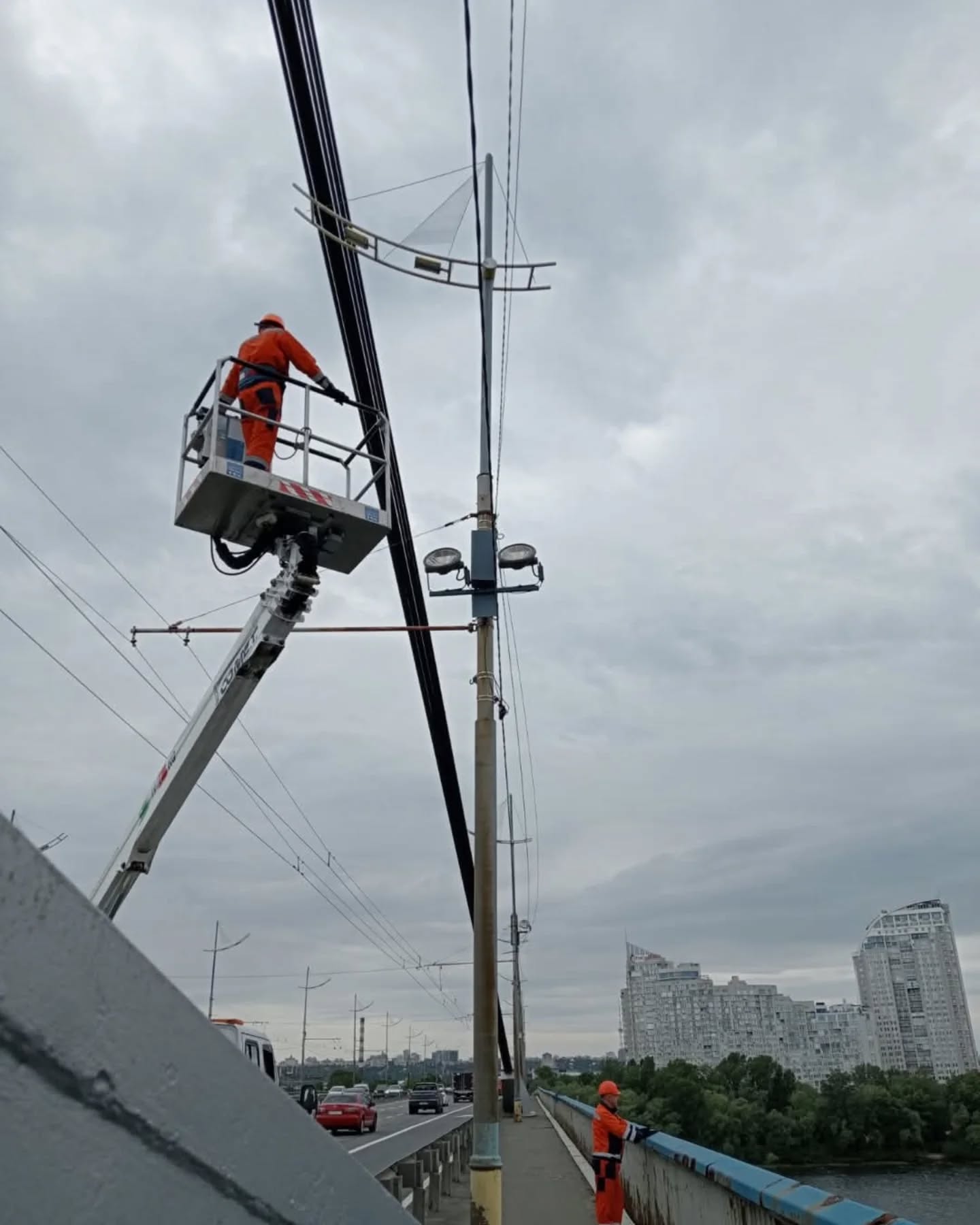 роботи за допомогою автовишки