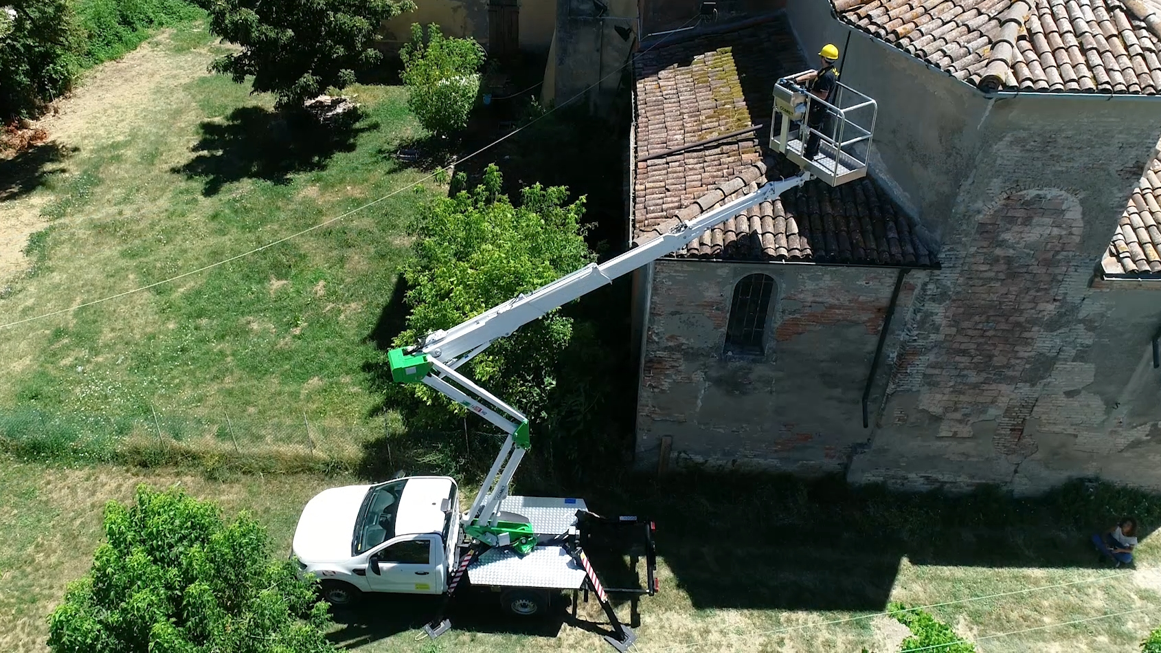 Автовишки (АГП) на пікапах: переваги, особливості та сфери застосування