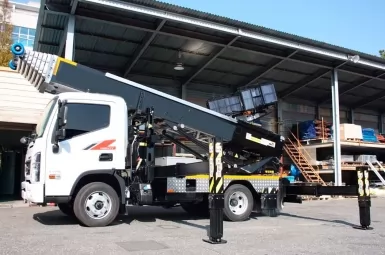 Вантажний підйомник RS-380 на JAC N80