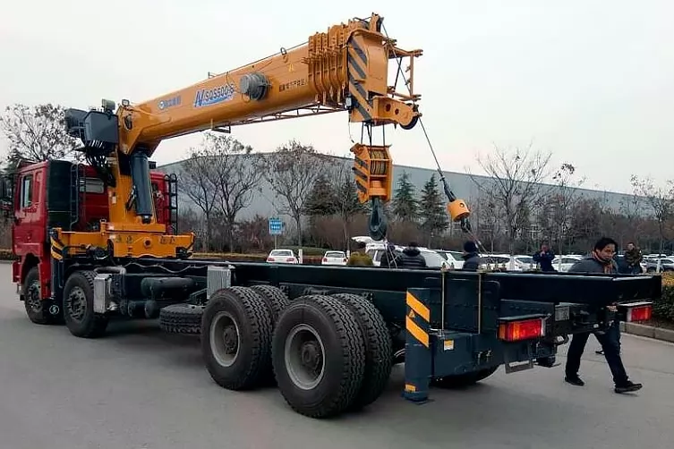 крани маніпулятори: вантажні шасі