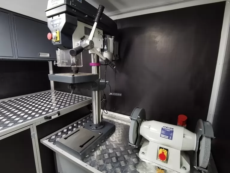 станки в аварійно-ремонтній майстерні