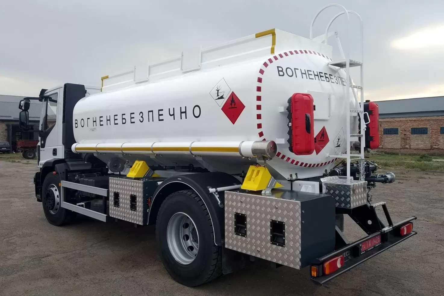 паливозаправник з насосом