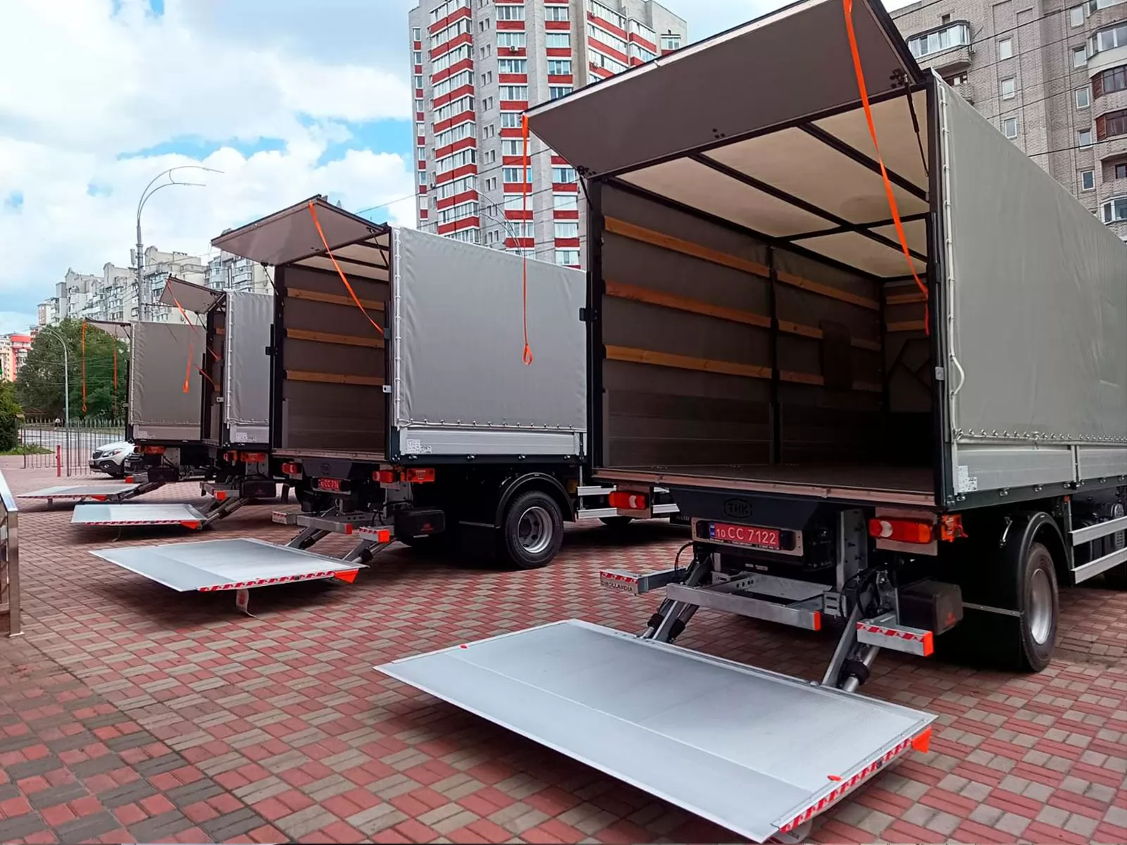 Тенти, борти і додаткове обладнання: що обрати для ефективної роботи