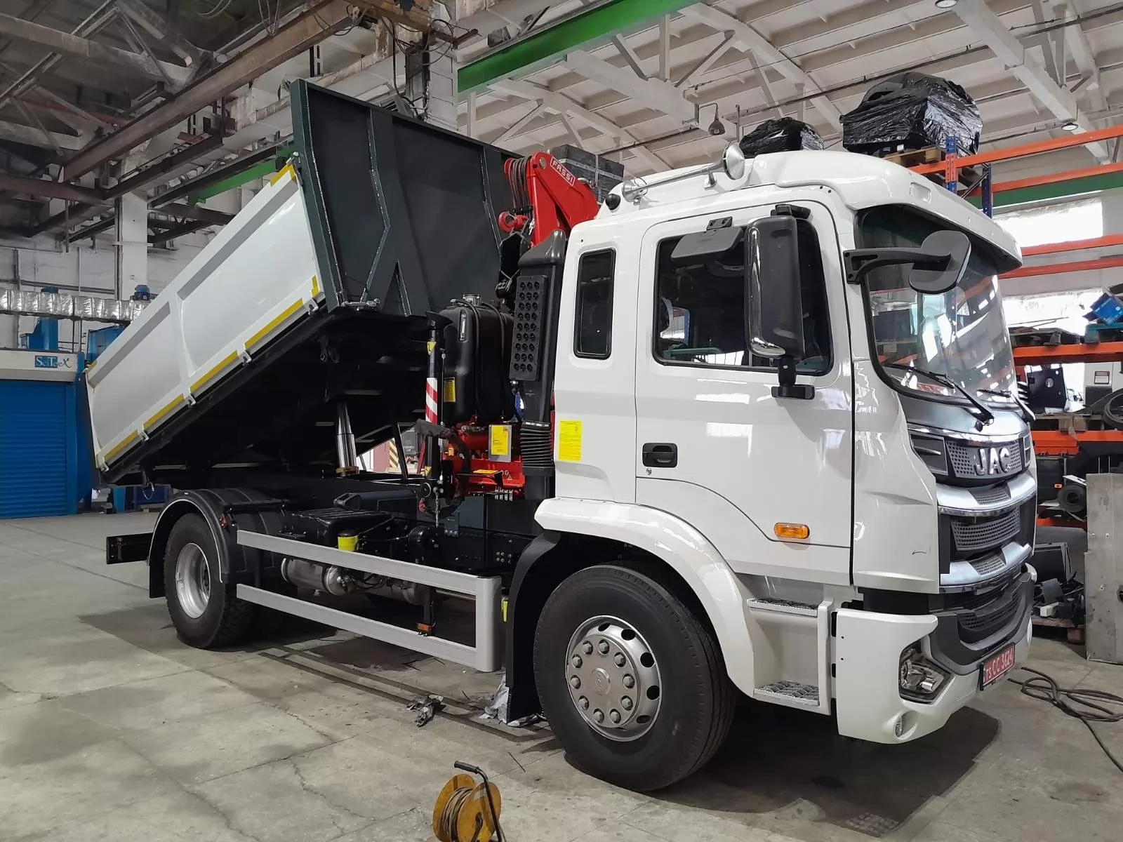 самосвалы FASSI с краном-манипулятором