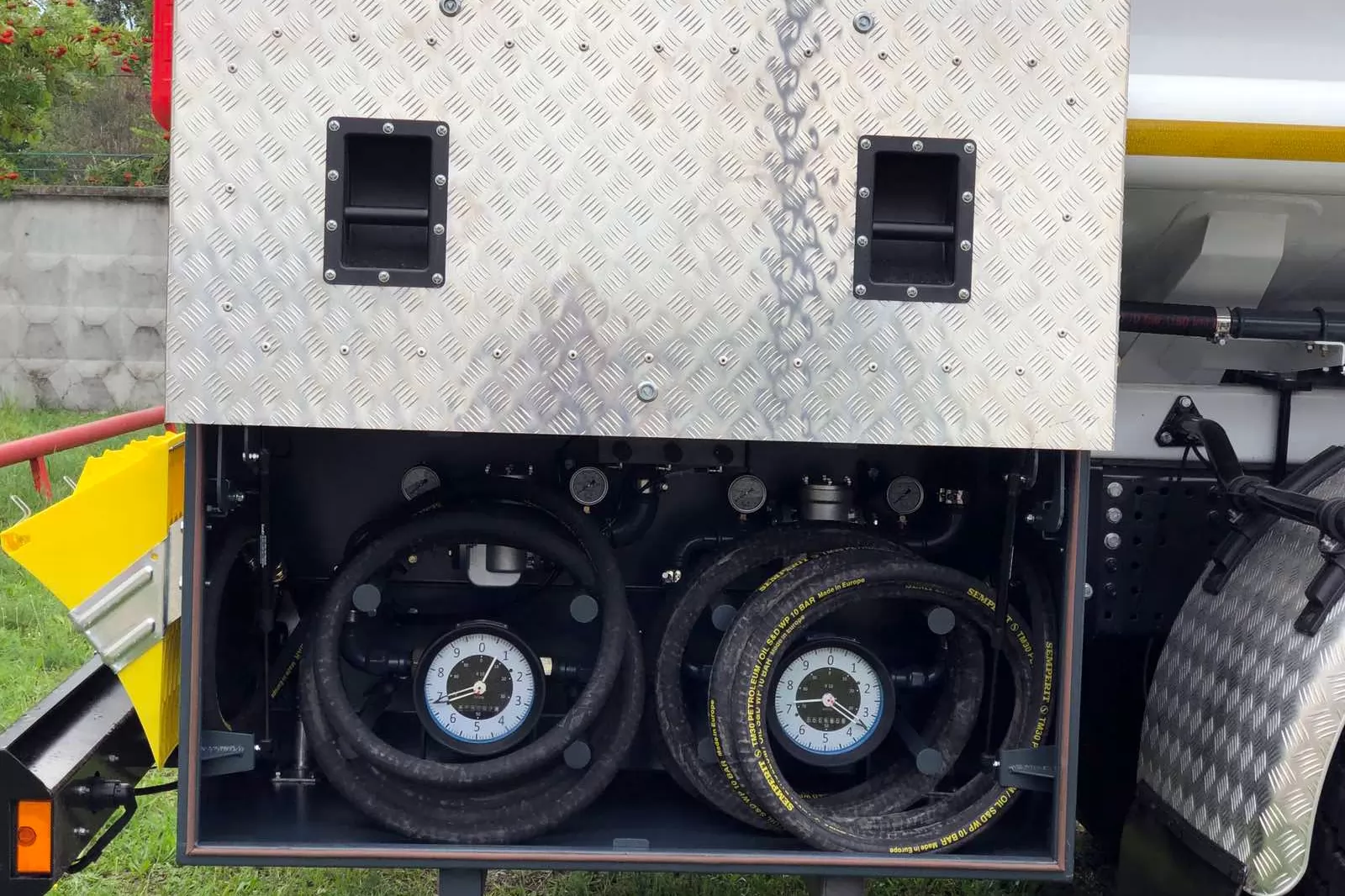 паливозаправник з шлангою