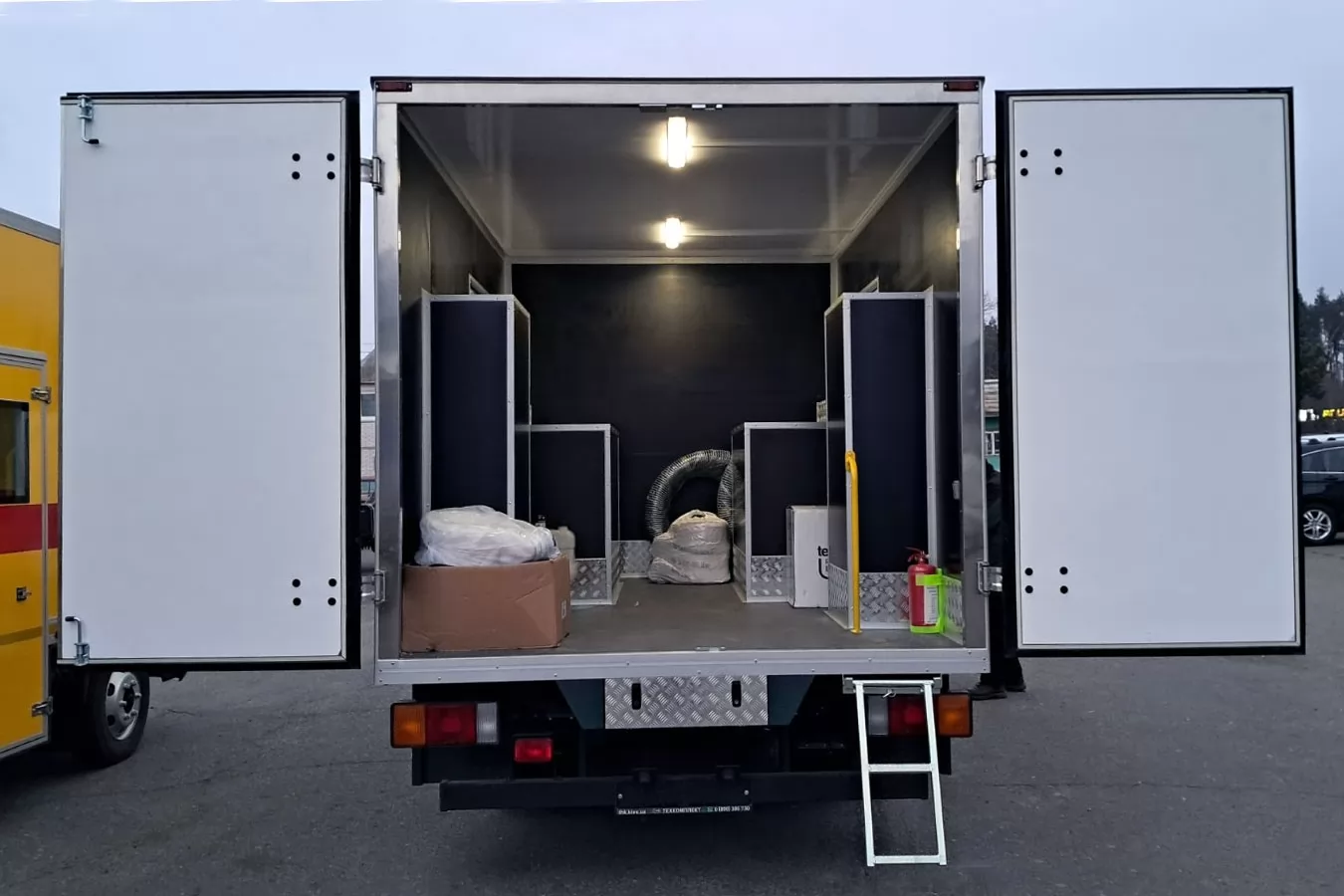 аварійно-ремонтні автомобілі всередині