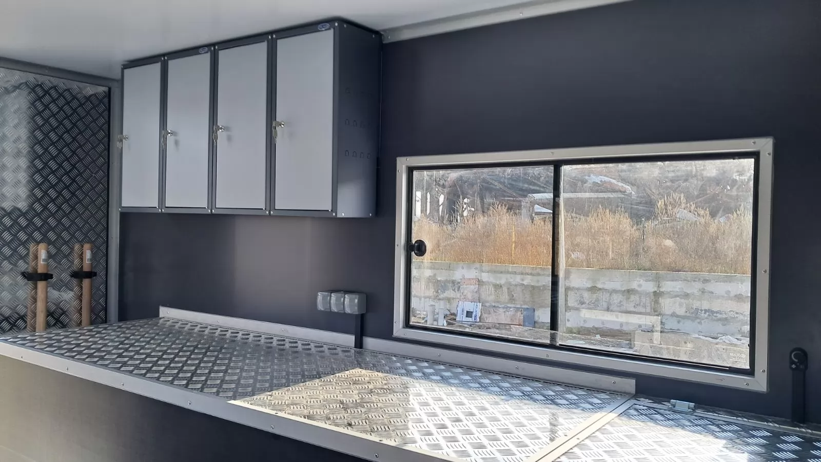 технологічний відсік в аварійно-ремонтній машині