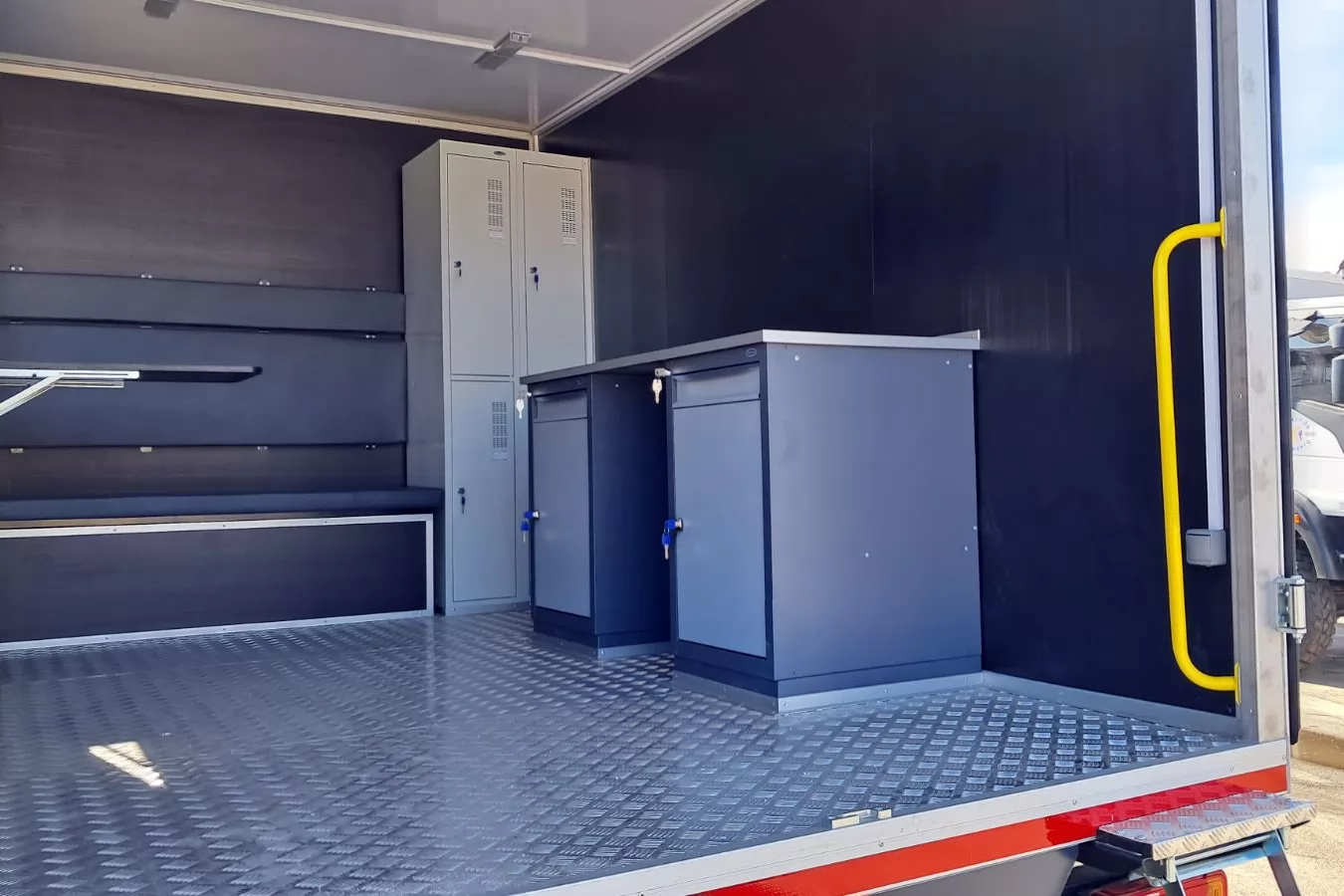 робочі верстати в мобільній майстерні