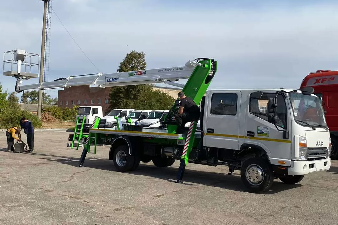 Автовышка COMET 24 | 2 | 11 (14) 4S HQ &ndash; телескопический автогидроподъемник