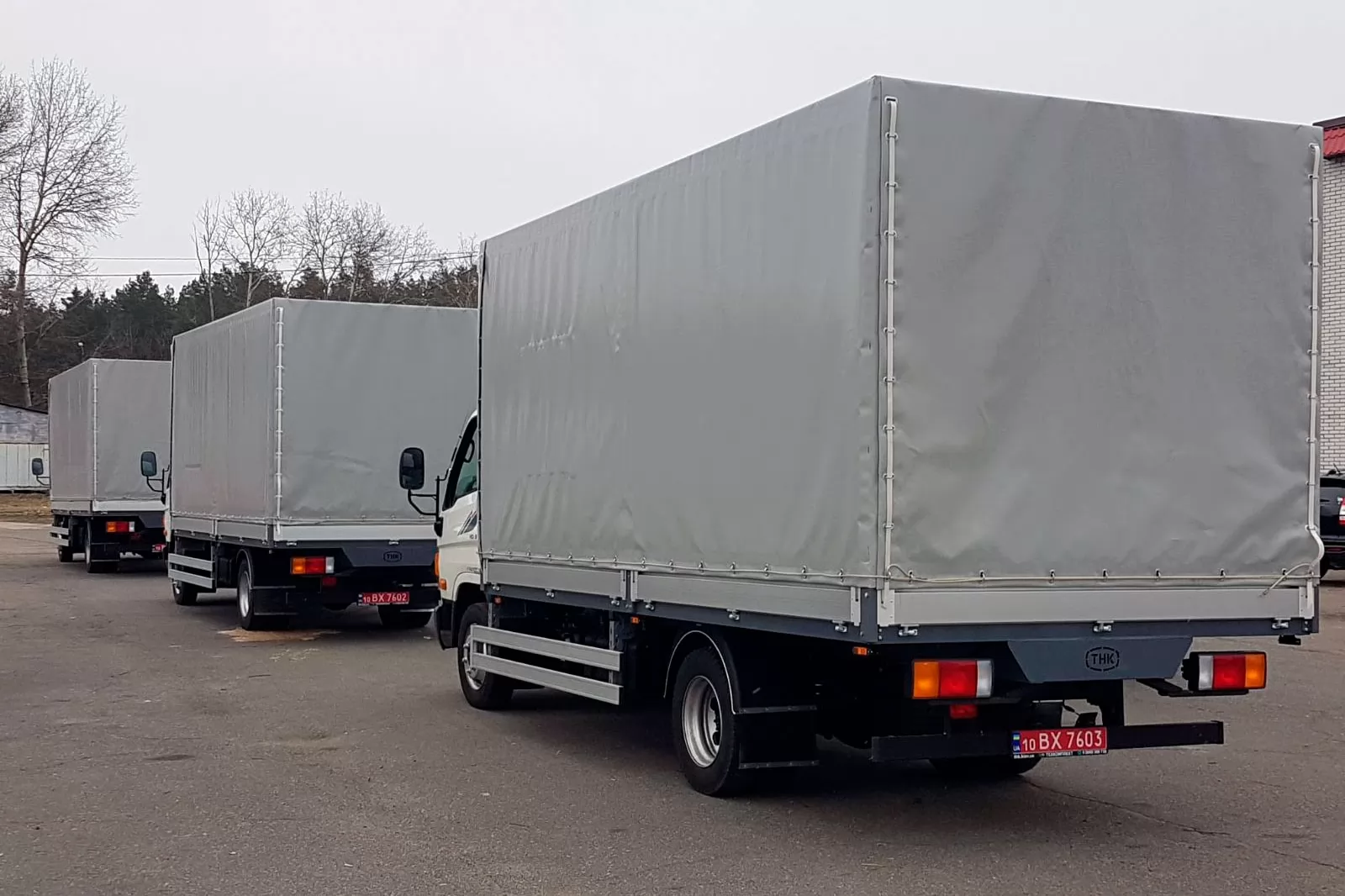 вантажні автомобілі борт тент