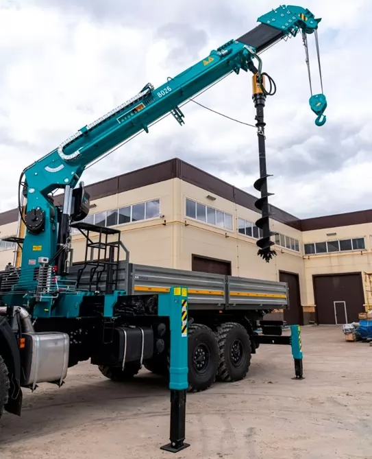 кран маніпулятор з шнековим буром