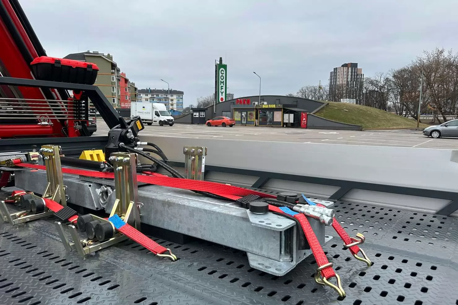 ремні для фіксації на платформі евакуатора