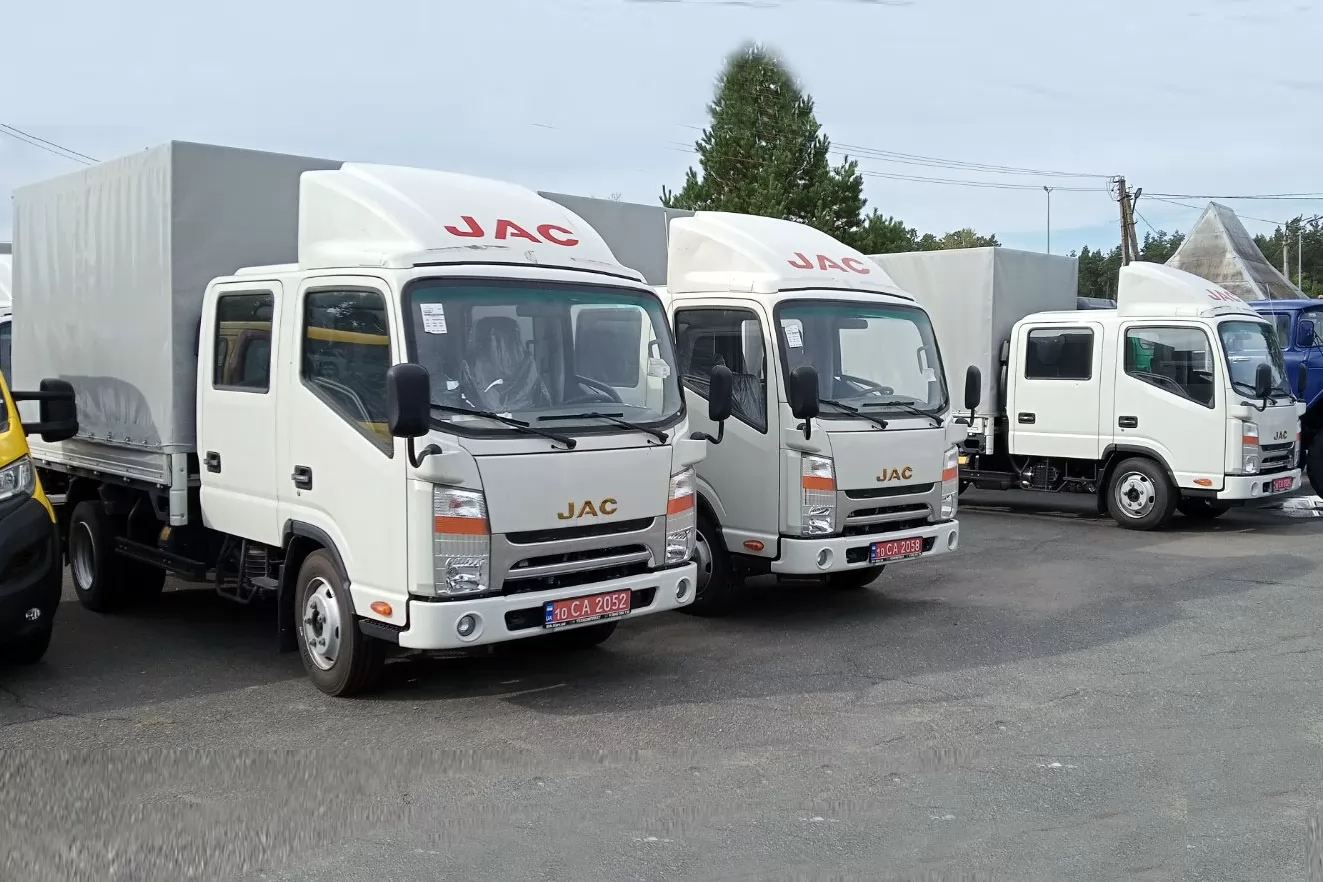 Середньотоннажні вантажівки