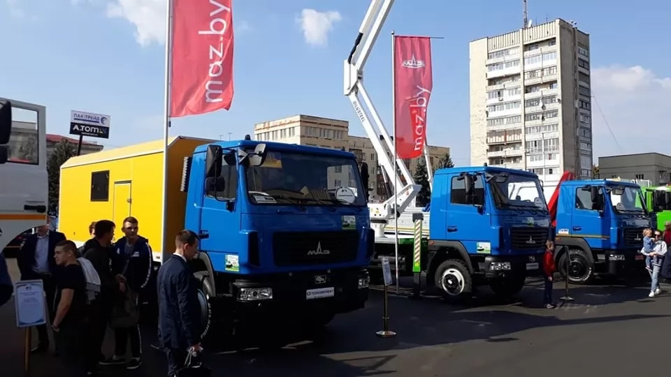 В Житомире проходит выставка крупногабаритных машин совместного производства Украина-Беларусь, фото 1