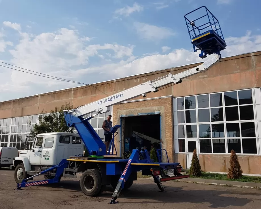 Для коммунальщиков Пирятина сделали капремонт автогидроподъемника ВИПО-18 на ГАЗ-3309, фото 2
