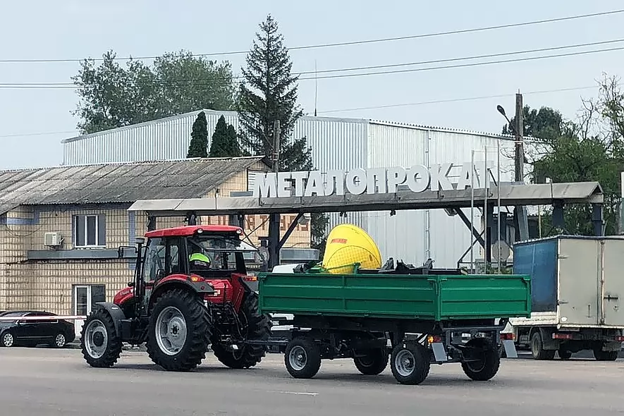 Отгрузили столичным коммунальщикам трактор с прицепом и навесным оборудованием, фото 12