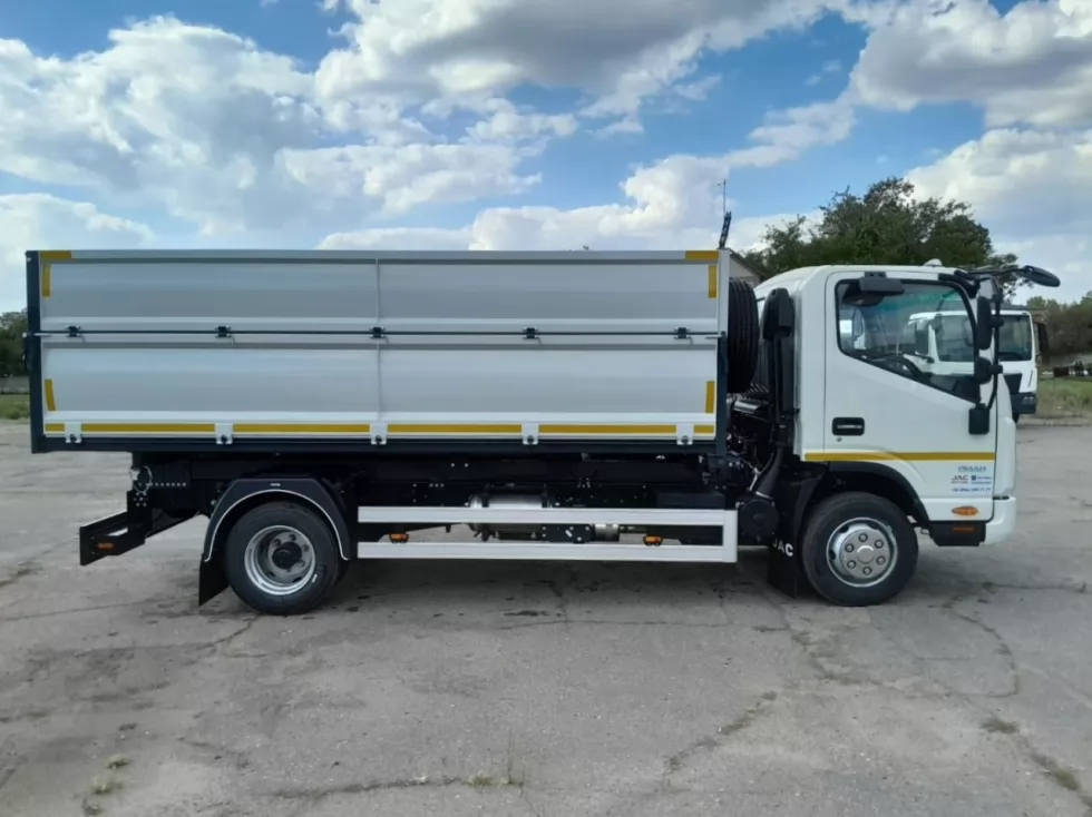 Для изготовления фирменного самосвала впервые использовали новую модель шасси JAC N90, фото 1