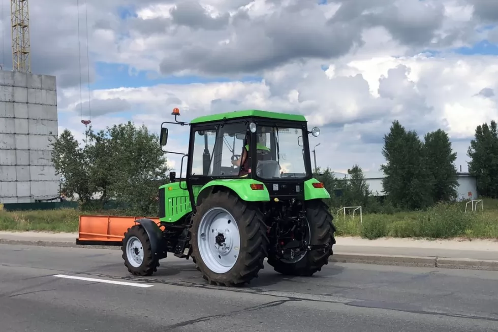Отгрузили столичным коммунальщикам еще один трактор с навесным оборудованием, фото 3