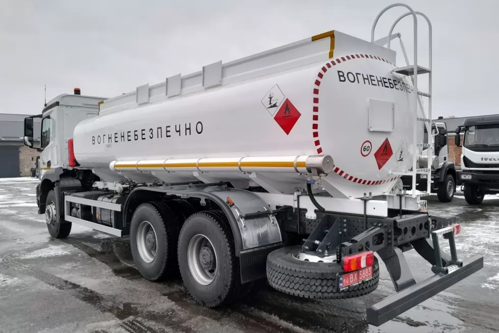 Изготовлен мощный бензовоз на базе Mercedes Benz Arocs, фото 3