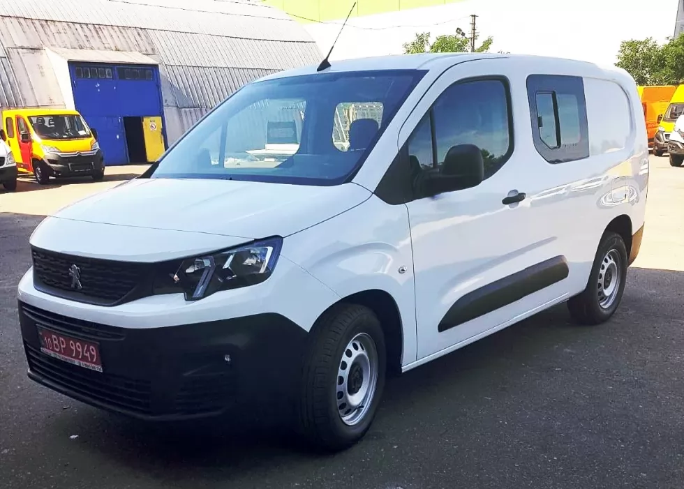 грузопассажирский пежо партнер