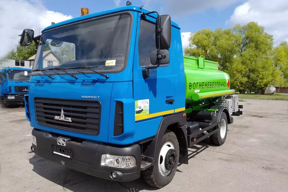 В стандартную модель 5,5-кубового автотопливозаправщика МАЗ-4371 добавлен дополнительный конструктив, фото 3