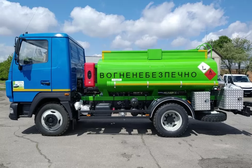 В стандартную модель 5,5-кубового автотопливозаправщика МАЗ-4371 добавлен дополнительный конструктив, фото 5