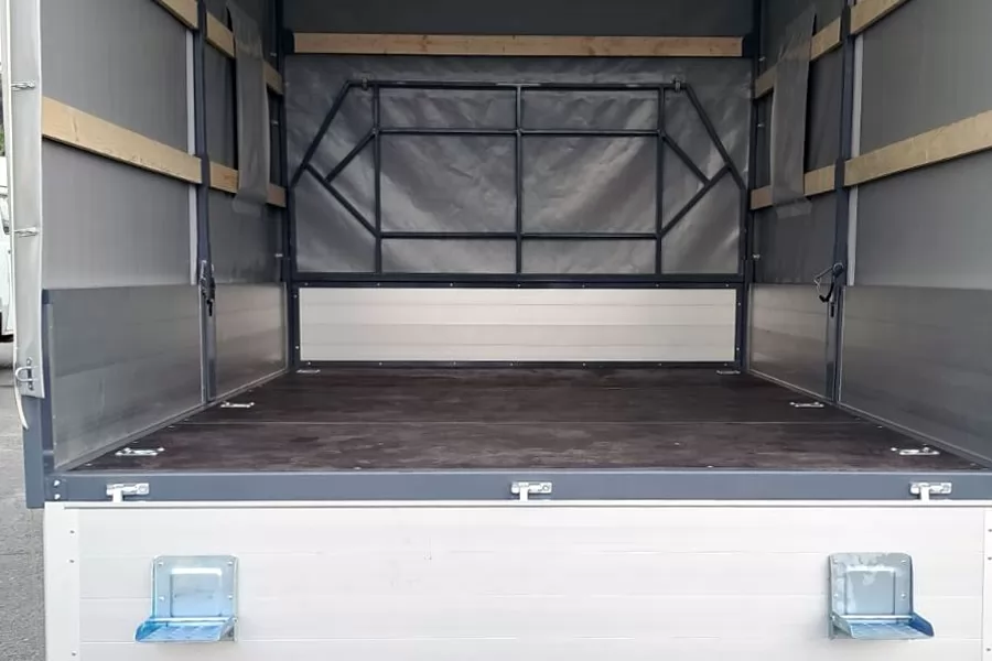 Изготовлен бортовой автомобиль RENAULT MASTER с особенностями в конструкции платформы, фото 1