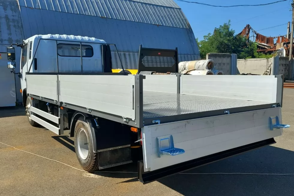 На базе DONGFENG изготовлена партия бортовых платформ с защитой кабины от смещения груза, фото 1