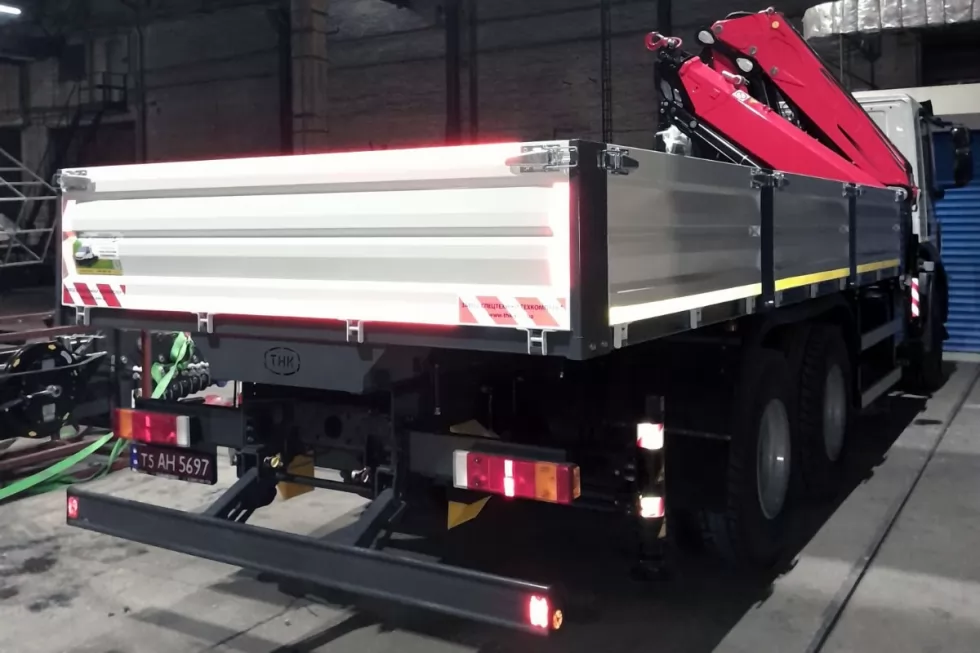 Изготовлена новая бортовая платформа на IVECO Trakker с краном-манипулятором 11,5 т, фото 1