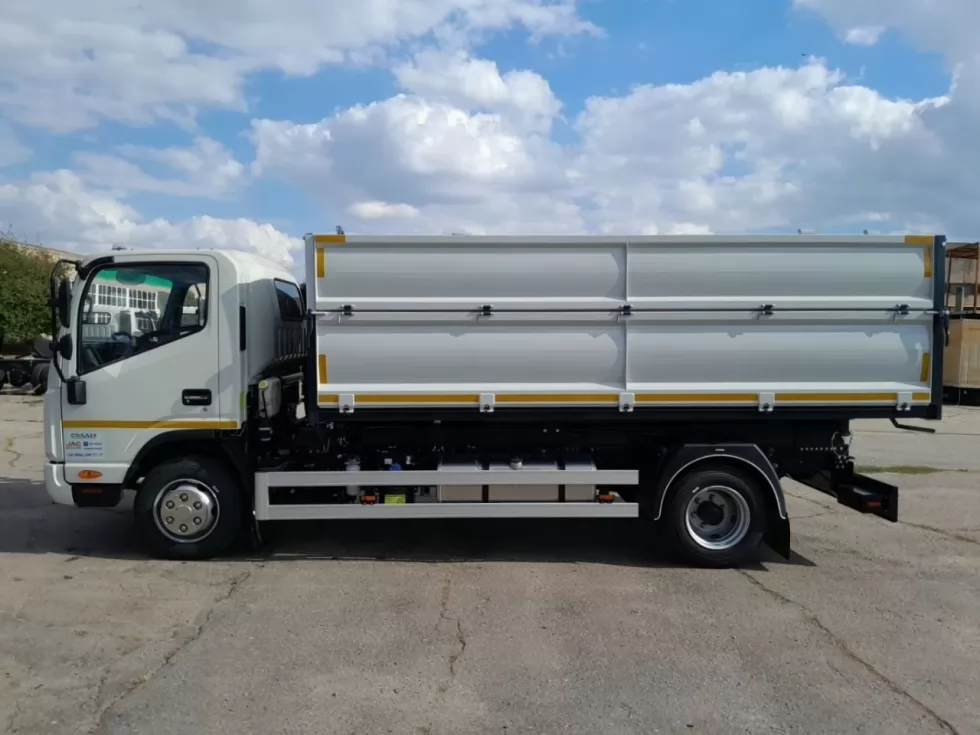 Для изготовления фирменного самосвала впервые использовали новую модель шасси JAC N90, фото 2