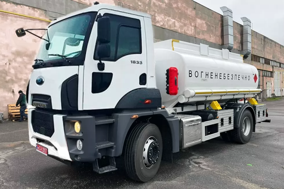 Изготовлен фирменный автотопливозаправщик Техкомплект на грузовом шасси FORD Trucks 1833DC, фото 2