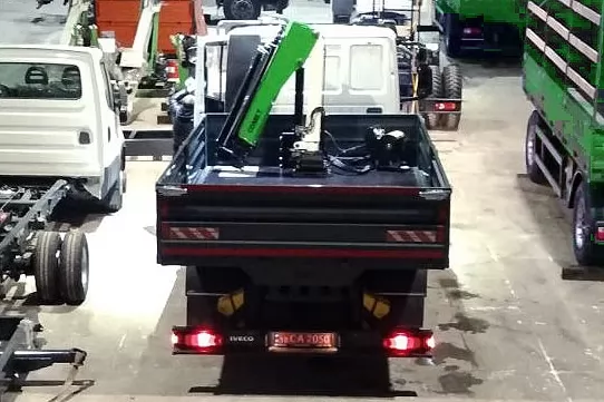 Изготовлена бортовая платформа с краном-манипулятором Comet на базе IVECO, фото 1