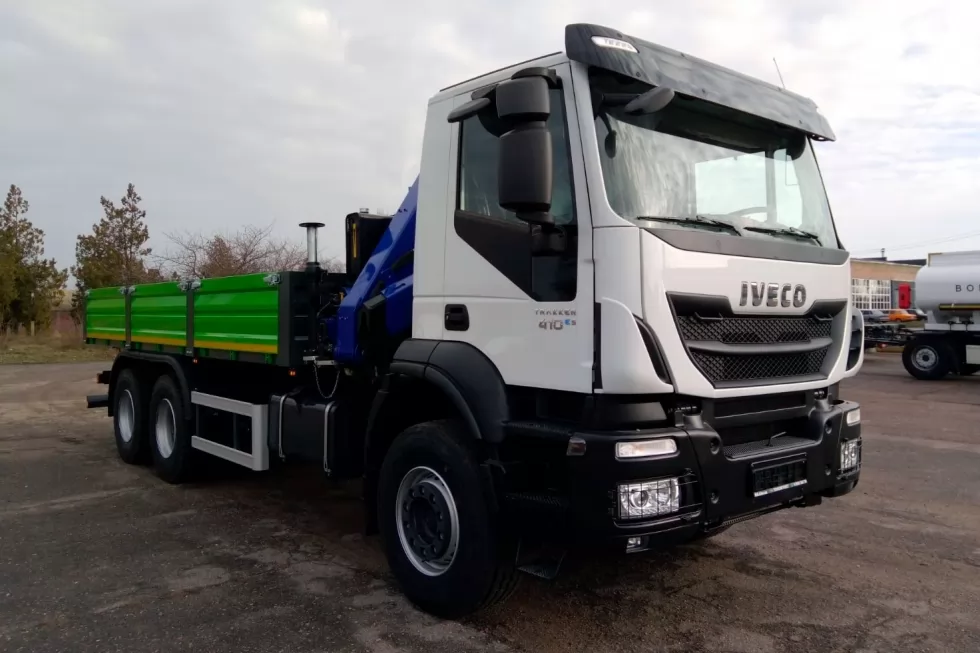 Бортовая платформа IVECO TRAKKER AD380T41 с КМУ PM едет в Донецкую область, фото 6