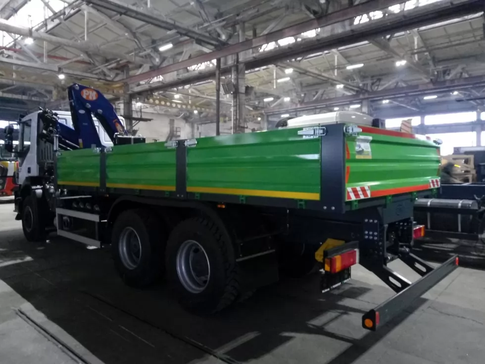 Бортовая платформа IVECO TRAKKER AD380T41 с КМУ PM едет в Донецкую область, фото 2