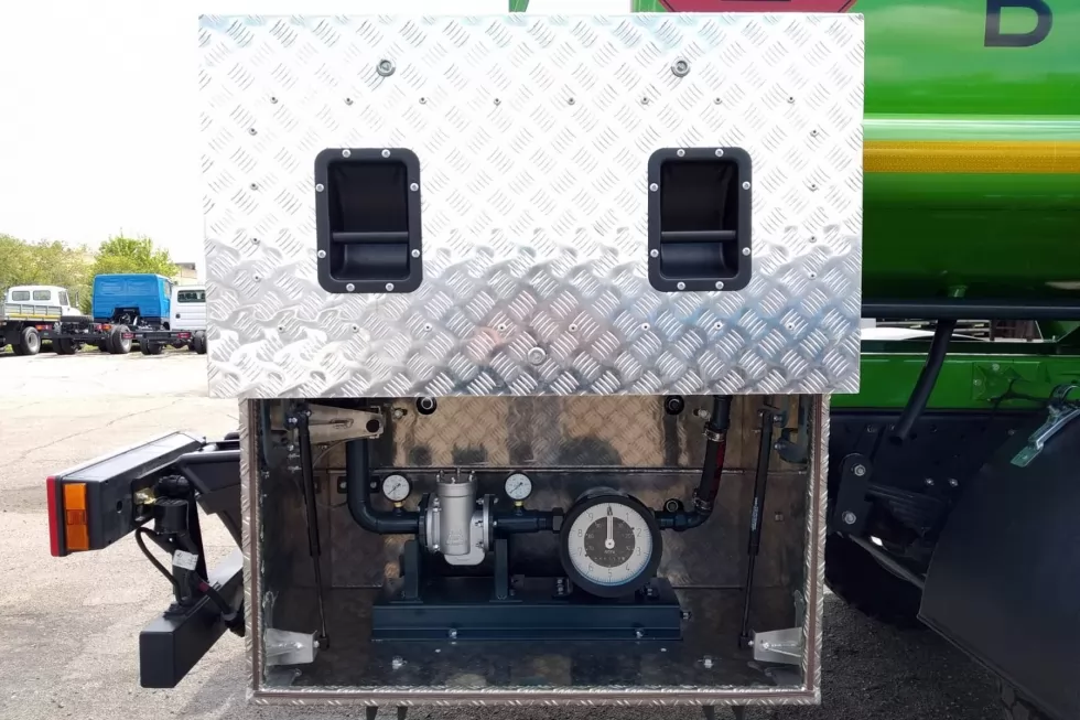 В стандартную модель 5,5-кубового автотопливозаправщика МАЗ-4371 добавлен дополнительный конструктив, фото 4