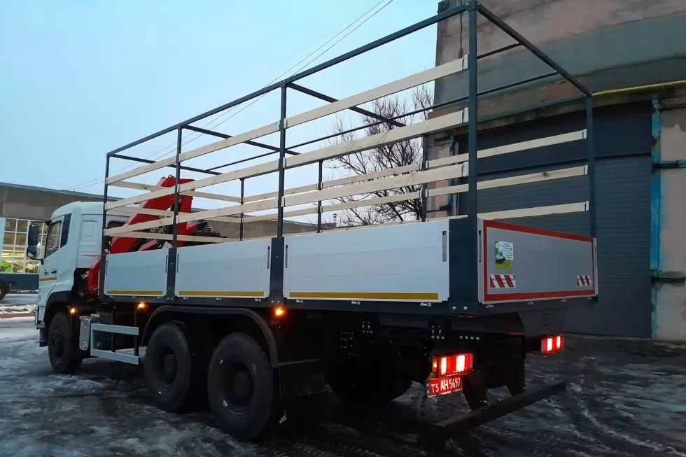 Изготовили бортовую платформу с тентом и краном-манипулятором на базе DONGFENG, фото 4