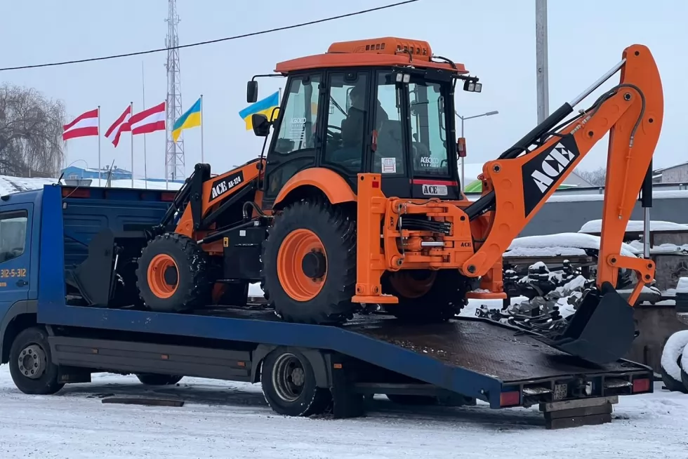 Для коммунальщиков Донецкой области сделали поставку экскаватора-погрузчика ACE AX124, фото 4