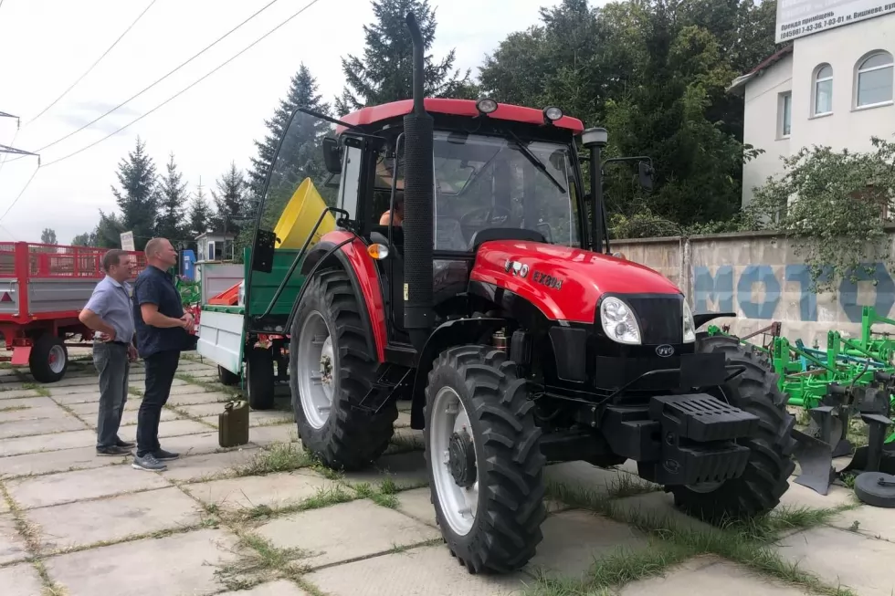 Отгрузили столичным коммунальщикам трактор с прицепом и навесным оборудованием, фото 8