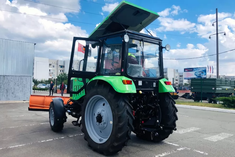 Отгрузили столичным коммунальщикам еще один трактор с навесным оборудованием, фото 7
