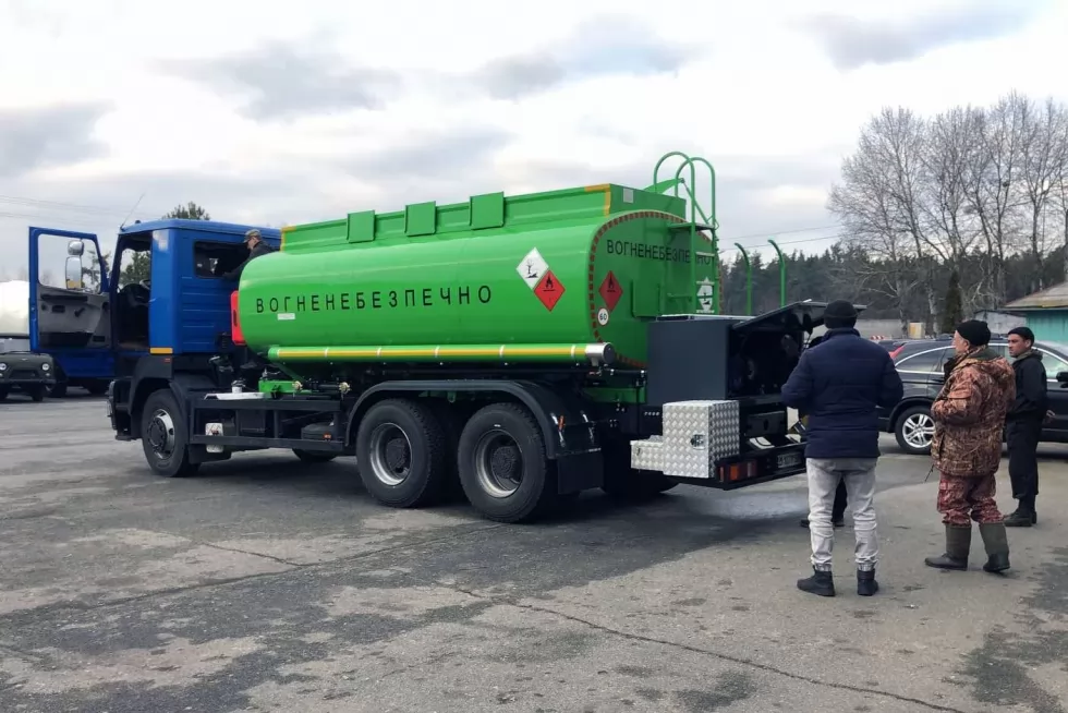 топливозаправщик маз atz 12