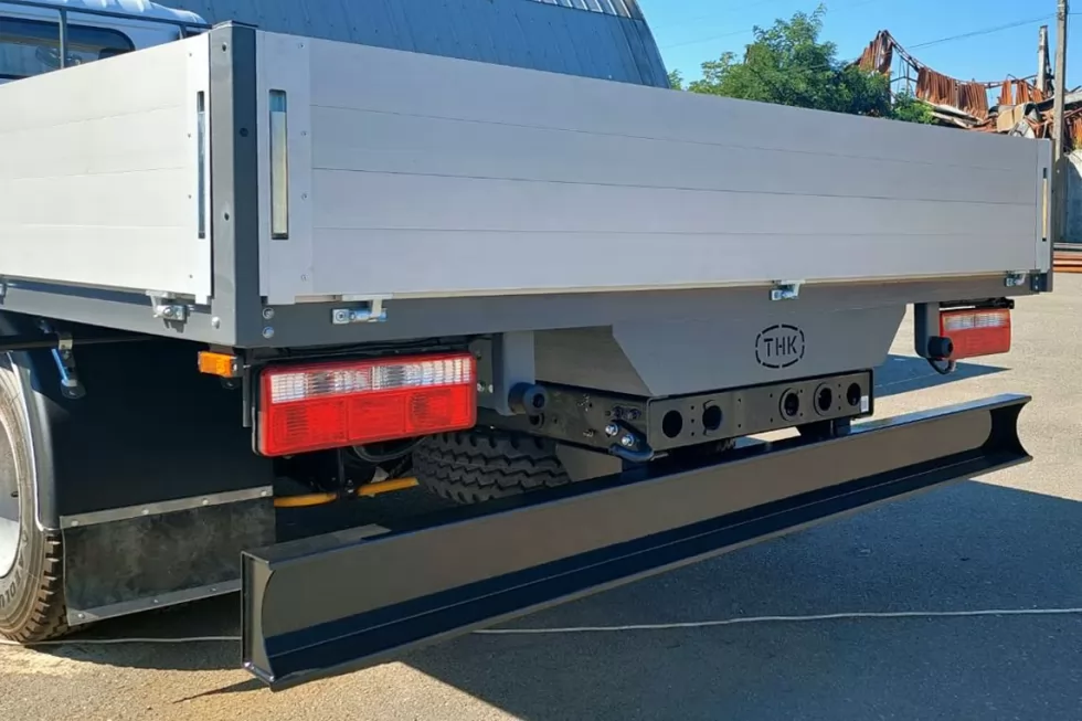 На базе DONGFENG изготовлена партия бортовых платформ с защитой кабины от смещения груза, фото 8