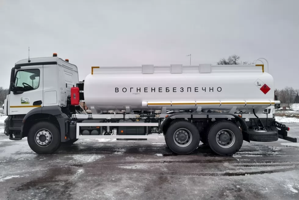 Изготовлен мощный бензовоз на базе Mercedes Benz Arocs, фото 1