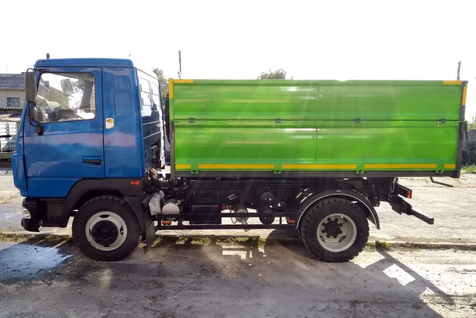 Очередной самосвал на базе МАЗ отправился к покупателю, фото 1