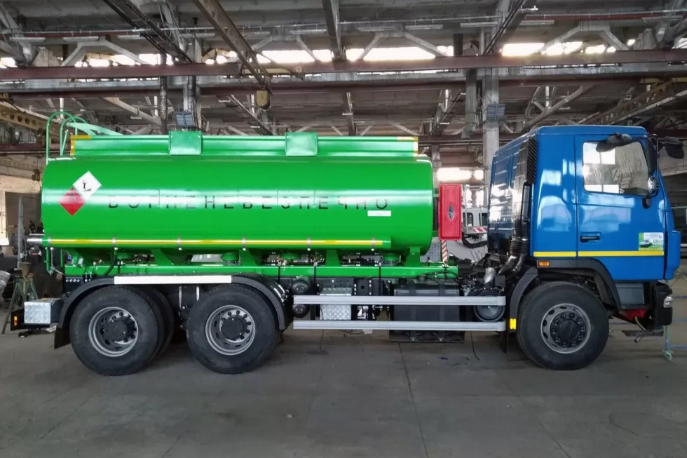 На Заводе Техкомплект запущен в серийное производство 12-кубометровый топливозаправщик на 3-осном шасси МАЗ, фото 2