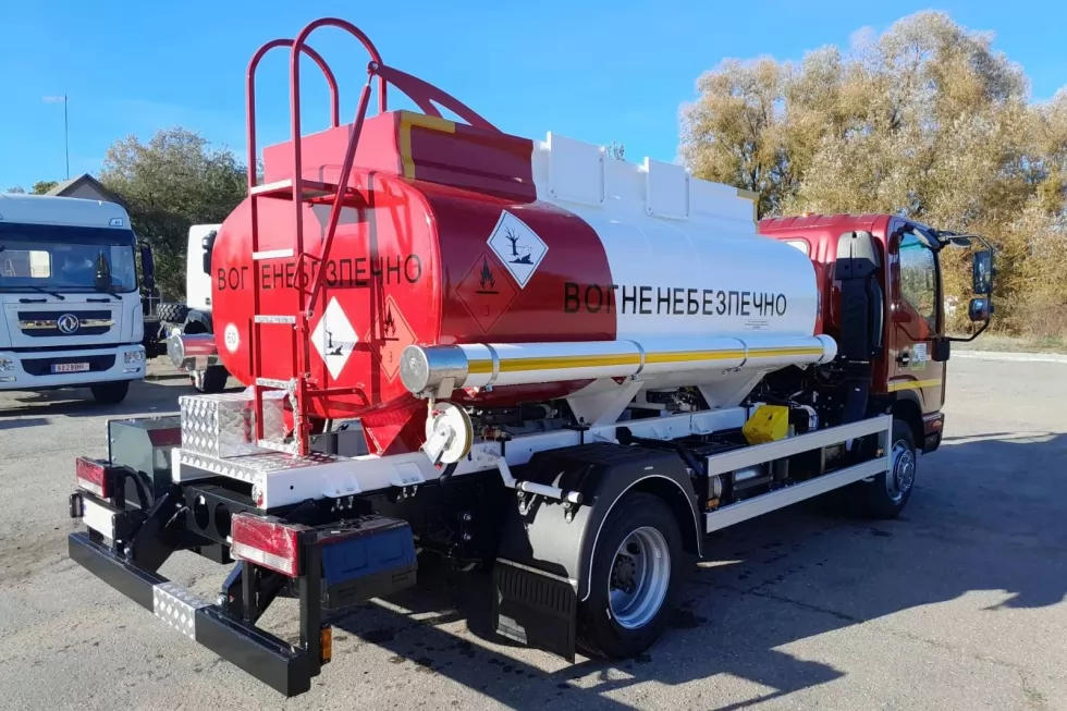 Готовится к отгрузке автотопливозаправщик на новой модификации шасси JAC, фото 5