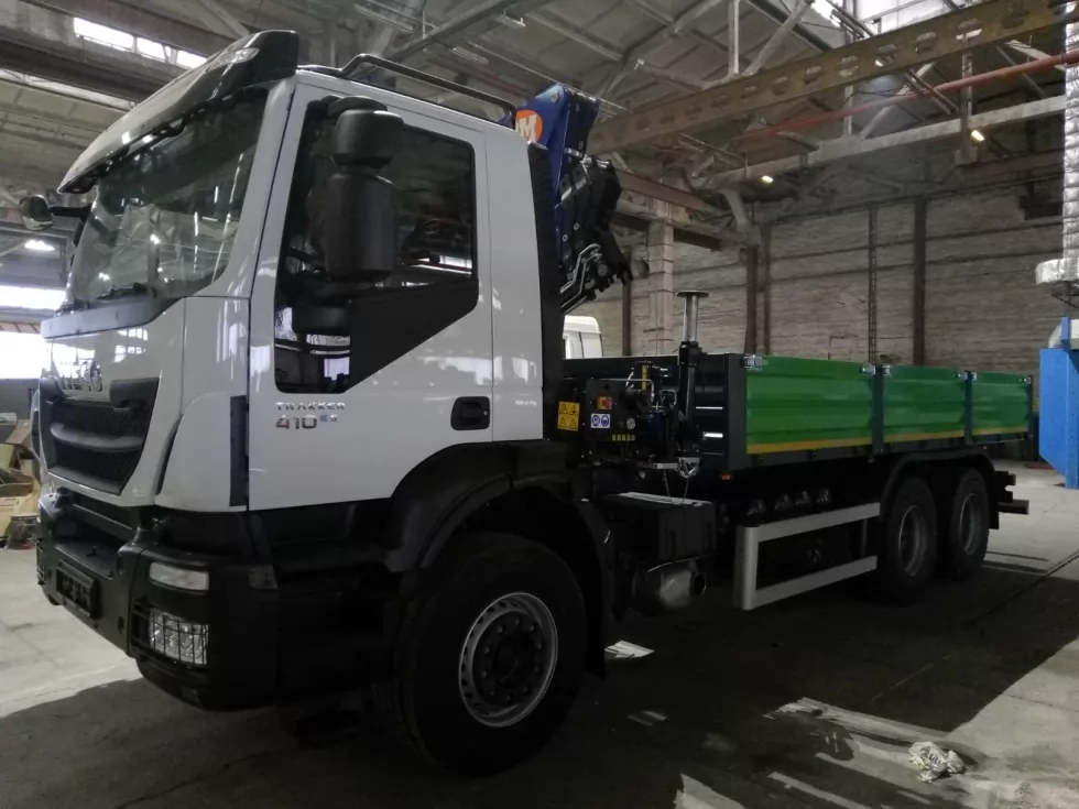 Бортовая платформа IVECO TRAKKER AD380T41 с КМУ PM едет в Донецкую область, фото 3