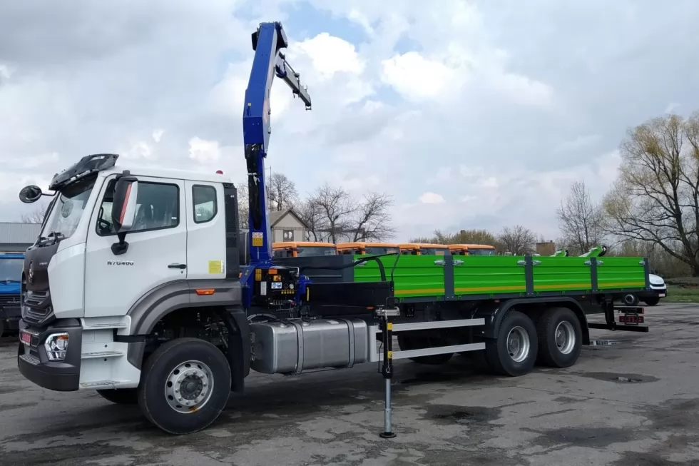 бортовой автомобиль Sinotruk Hohan с краном-манипулятором