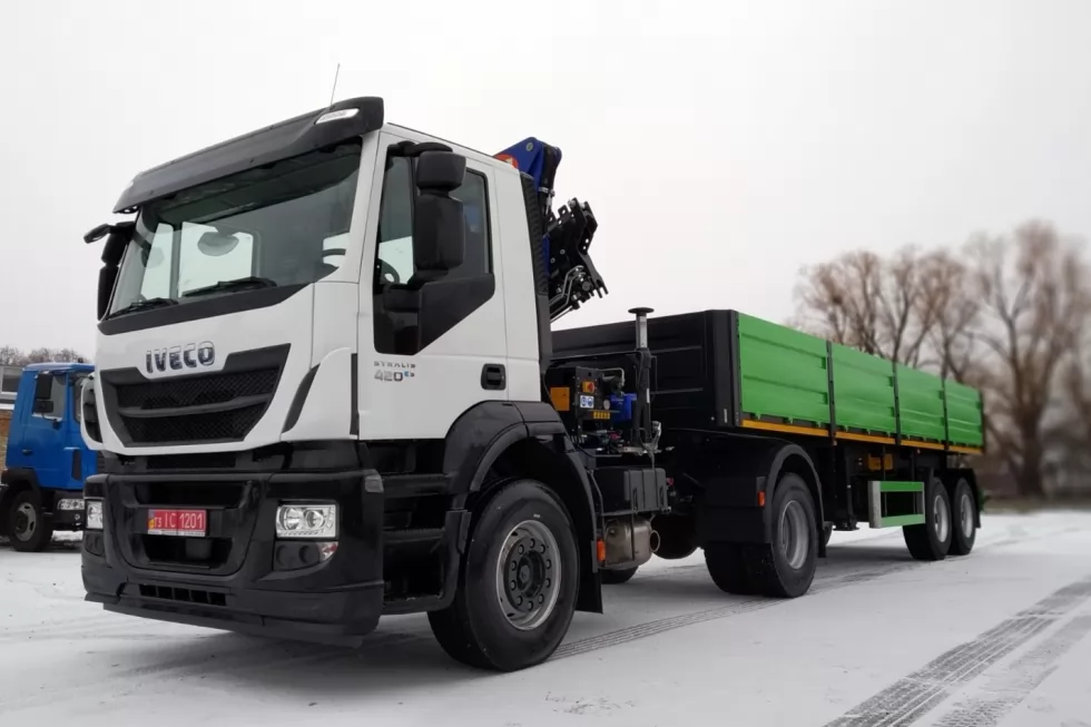 бортовой полуприцеп на тягаче + кран манипулятор