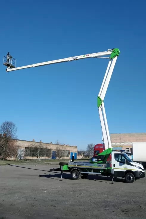 В Украине собран 28-метровый автогидроподъемник COMET с надрамником из суперпрочной стали Strenx 700, фото 2